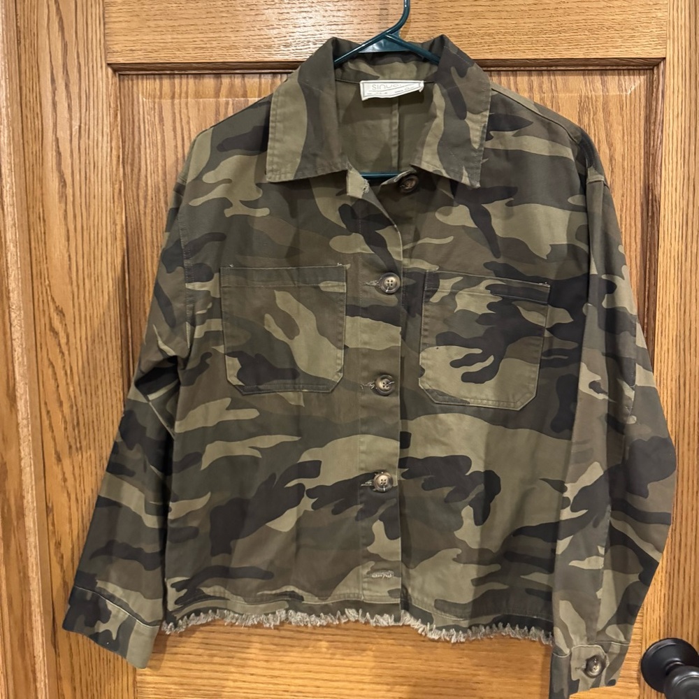 Sinuous Green Camouflage Jacket. Size XS.